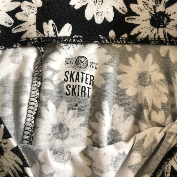 Cute, never worn skirt! - Picture 2 of 2